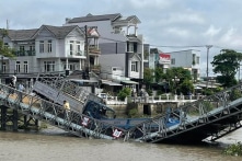 Sập cầu tạm ở Trà Vinh khi cho hai xe 5 tấn thử tải