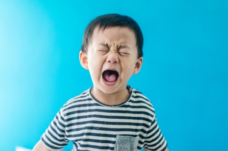 Khi trẻ ngỗ ngược, có nên yêu cầu trẻ kìm nén không?