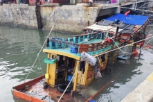 Tàu cá bất ngờ chìm khi neo đậu, ngư dân mắc kẹt trong hầm tử vong