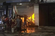 Xe điện du lịch sạc qua đêm bốc cháy, 2 bà cháu tử vong