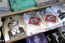 Hình ảnh cựu Tổng thống Trump bán chạy trên thị trường không đầy 24 giờ sau sự kiện