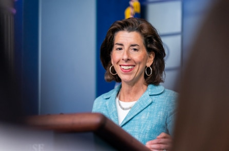 Bộ trưởng Raimondo: Mỹ hạn chế bán chất siêu dẫn là để ‘bóp nghẹt’ quân đội Trung Quốc