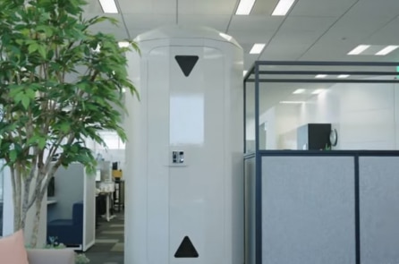Công ty Nhật Bản phát minh ra hộp ngủ ở tư thế đứng