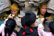 [VIDEO] Đóng vai Tôn Ngộ Không, nam nhân viên phải xin các em nhỏ ngừng đút đồ ăn