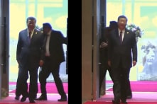 Phiên dịch viên của ông Tập bị bảo vệ lực lưỡng chặn trước cửa [VIDEO]