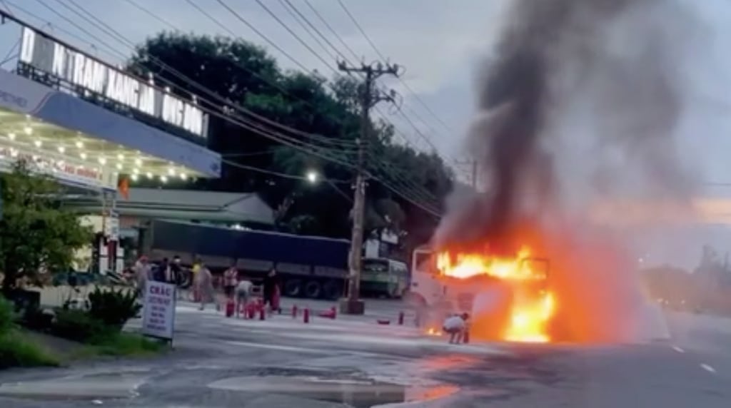 dang do truoc cay xang o dong nai xe dau keo bat ngo boc chay du doi