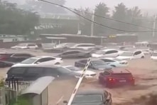 [VIDEO] Mưa lớn gây lũ lụt ở Bắc Kinh, ô tô bị cuốn trôi, cầu bị sập