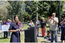 Từ chối cho con chuyển giới sẽ mất quyền nuôi con: Luật mới gây tranh cãi của California (P2)