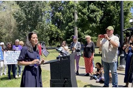 Từ chối cho con chuyển giới sẽ mất quyền nuôi con: Luật mới gây tranh cãi của California (P2)