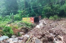 Sạt lở QL 8 ở Lào: Tài xế container người Việt tử vong, một số người mất liên lạc