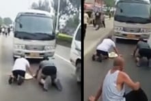 Người dân Trung Quốc chặn xe quỳ lạy quan chức đi thị sát sau lũ lụt [VIDEO]