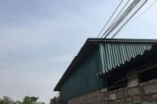 Quảng Ngãi: Nam sinh lớp 6 bị điện giật khi trèo lên mái tôn để nhặt bóng