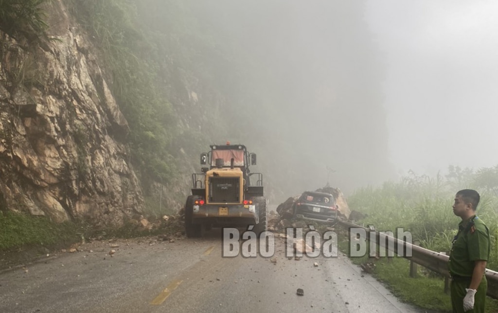 sat lo tai hoa binh tang da lon roi trung xe oto qua deo