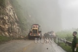 sat lo tai hoa binh tang da lon roi trung xe oto qua deo