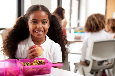 Thiếu niên 14 tuổi gây quỹ giúp trả nợ cơm trưa cho học sinh hoàn cảnh khó khăn