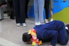 Bị bỏ tù ở Trung Quốc, doanh nhân hôn mảnh đất quê hương khi trở về Đài Loan