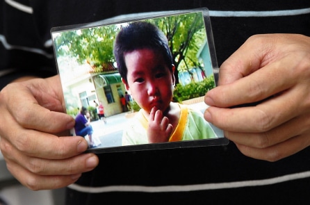 Kẻ buôn trẻ em ở Trung Quốc bắt đầu bằng cách bán chính con ruột của mình