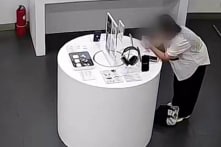 [VIDEO] TQ: Người phụ nữ dùng răng cắn đứt cáp chống trộm để lấy cắp iPhone 14