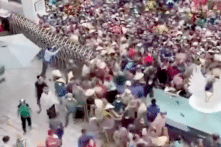 [VIDEO] Đám đông xô đẩy hỗn loạn chờ phát quà từ thiện tại cơ sở thẩm mỹ TP. HCM