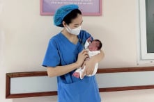 Sống sót kiên cường sau khi sinh non, bé sơ sinh mong được về với mẹ
