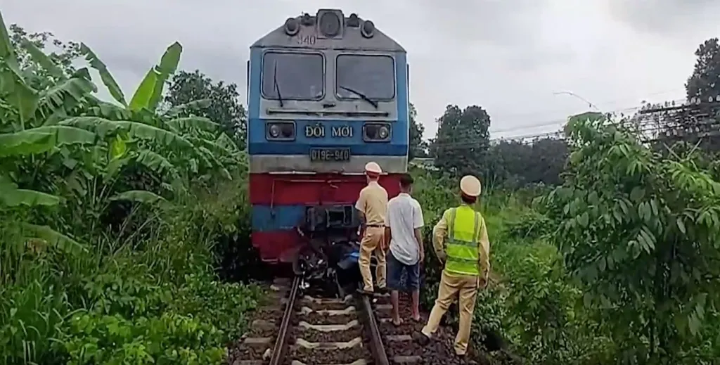 co lach thanh chan ngang da ha xuong doi nam nu bi tau hoa tong trung