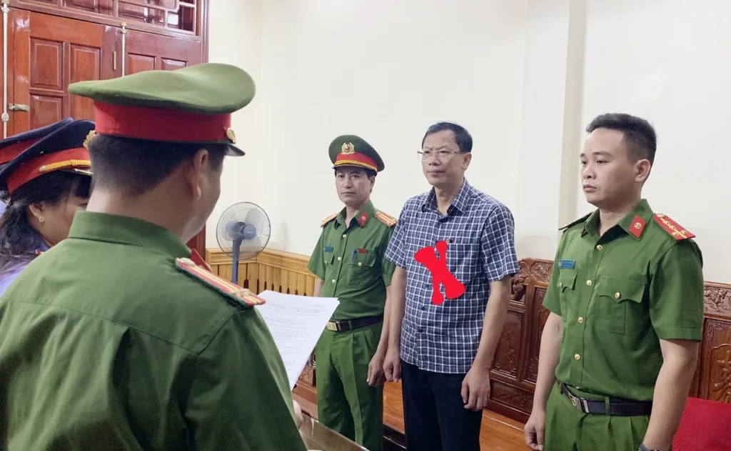 hieu truong va 2 ke toan truong cao dang cong nghiep thanh hoa bi khoi to