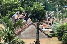 Lũ dâng tận nóc, 1.200 ngôi nhà tại Nghệ An chìm trong biển nước