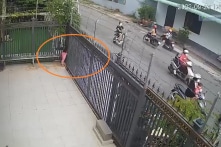Bị cổng trượt tự động chèn ép gần 5 phút, bé gái 4 tuổi hôn mê