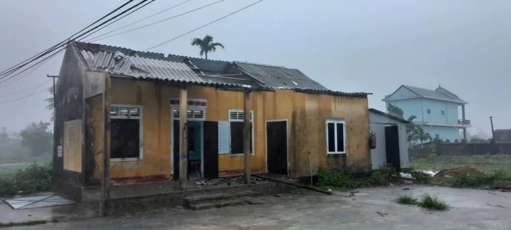 mien trung gio loc thoi toc mai hang tram nha dan nhieu noi bi chia cat vi lu4