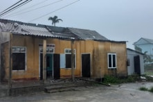 Miền Trung: Gió lốc thổi tốc mái hàng trăm nhà dân, nhiều nơi bị chia cắt vì lũ