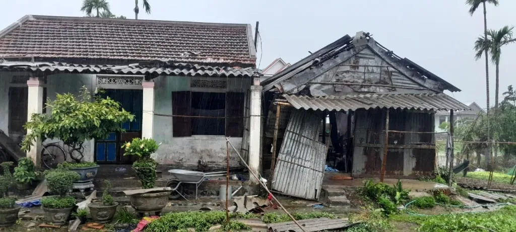 mien trung gio loc thoi toc mai hang tram nha dan nhieu noi bi chia cat vi lu7