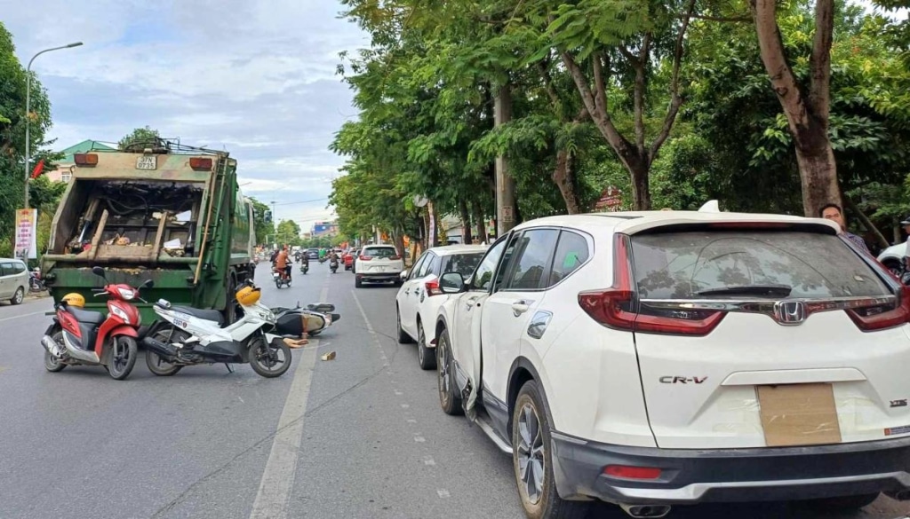 nghe an tai xe o to mo cua khong quan sat khien thai phu tu vong