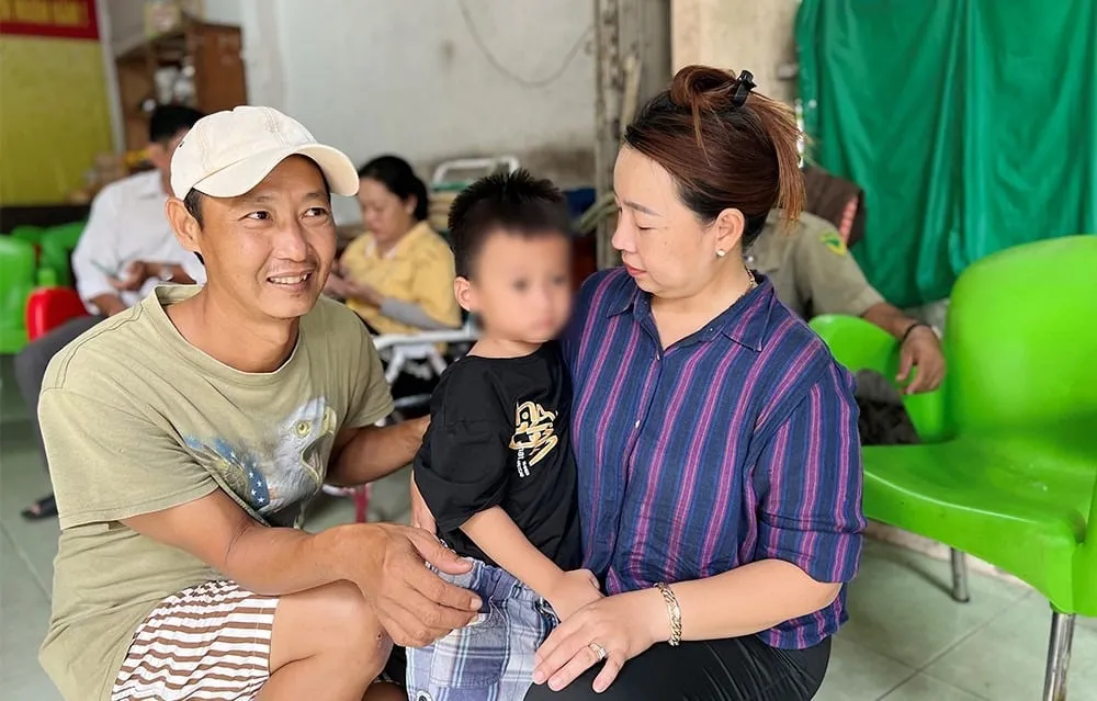 nguoi dan ong bi tam giu vi nghi nem con trai cua nguoi yeu cu xuong song2