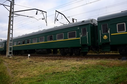 Ông Kim Jong Un đi tàu hỏa chống đạn đến dự lễ duyệt binh ở Bắc Kinh