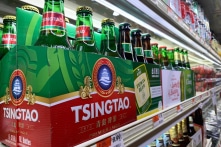 Người Hàn Quốc phẫn nộ vụ bê bối đi tiểu lên nguyên liệu bia Thanh Đảo của TQ