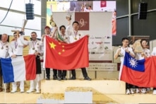 Hình ảnh hiếm thấy: Cờ Đài Loan và Trung Quốc trên cùng bục nhận giải