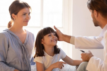 Cha mẹ làm gương qua hành động là phương pháp tốt nhất để giáo dục trẻ