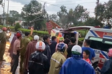 Lật xe cứu thương, cháu bé 1 tuổi tử vong
