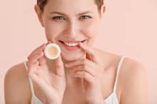 Vì sao không nên liếm môi? 2 công thức tự làm son dưỡng siêu đơn giản