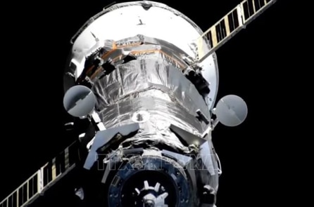 Các phi hành gia NASA đi bộ ngoài không gian để bảo trì trạm ISS