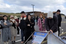 Phá hủy bảng nói sự thật về Pháp Luân Công, khách du lịch TQ bị bắt ở Hàn Quốc