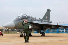 Thủ tướng Ấn Độ Modi lái tiêm kích sản xuất nội địa