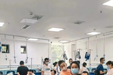 Trung Quốc: Nhiều loại virus lây lan đồng thời, phòng cấp cứu nhiều bệnh viện chật kín