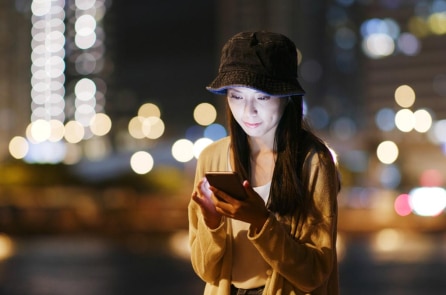 Ánh sáng xanh từ các sản phẩm điện tử khiến da bạn bị lão hóa?