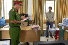 Sau tố cáo làm sổ đỏ nhanh, nhân viên hợp đồng Văn phòng Đăng ký đất đai bị bắt