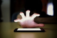 ‘Chồng tôi là người rất cẩn thận tại sao vẫn bị lừa hack điện thoại’