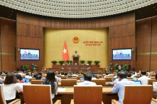 QH thảo luận phương án cấp sổ đỏ cho đất không giấy tờ, nạn kích điện bắt giun…
