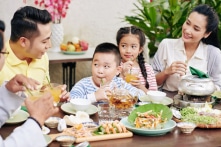“Ăn không đỡ bát suy một đời, rung chân nhún vai tổn ba đời”
