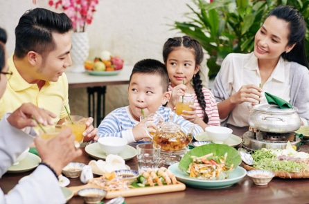 “Ăn không đỡ bát suy một đời, rung chân nhún vai tổn ba đời”