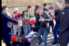 Đụng độ giữa người biểu tình phản đối ông Tập và ‘tiểu phấn hồng’